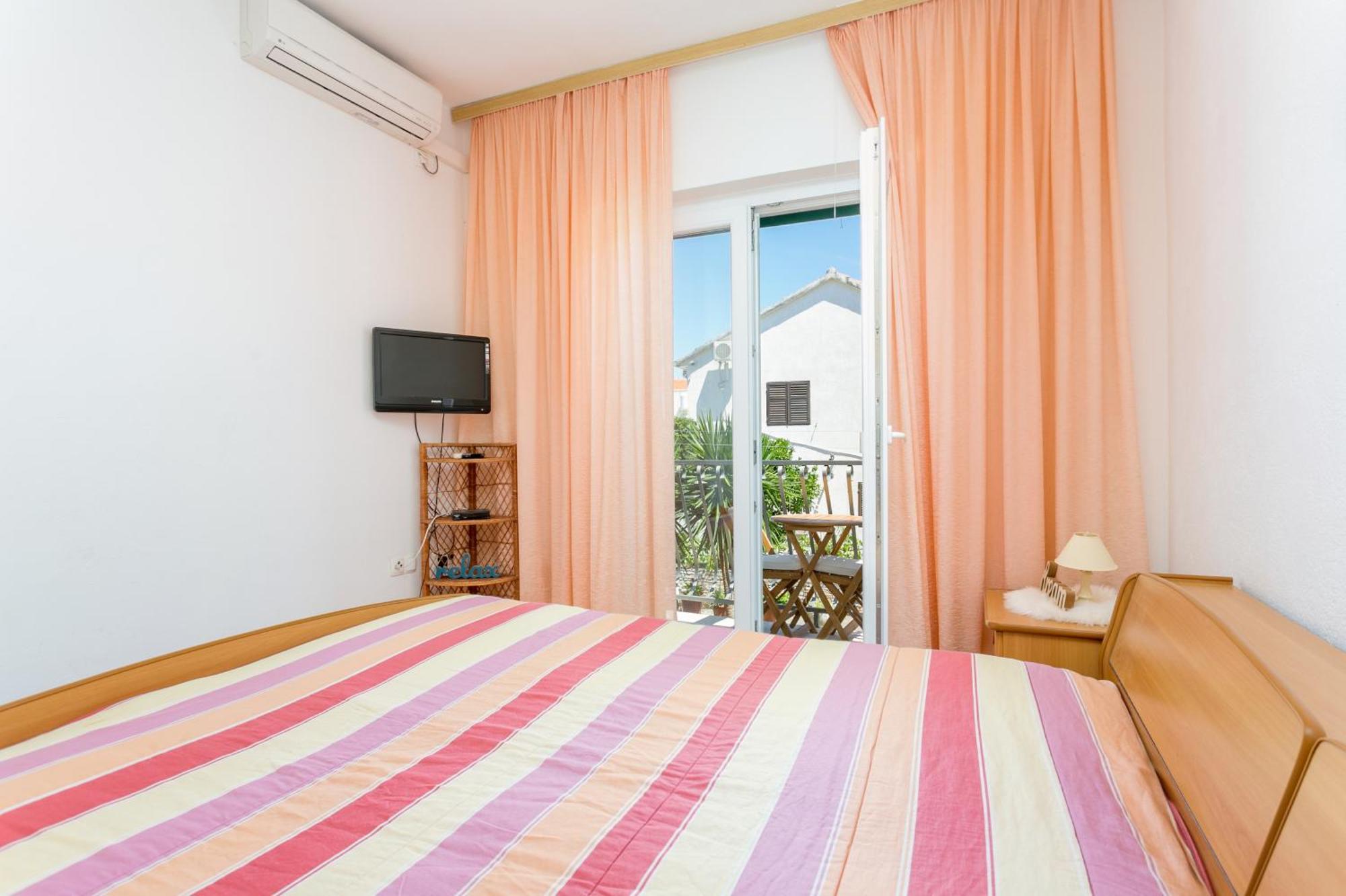 Apartments And Rooms With Parking Space Supetar, Brac - 5658 Номер фото